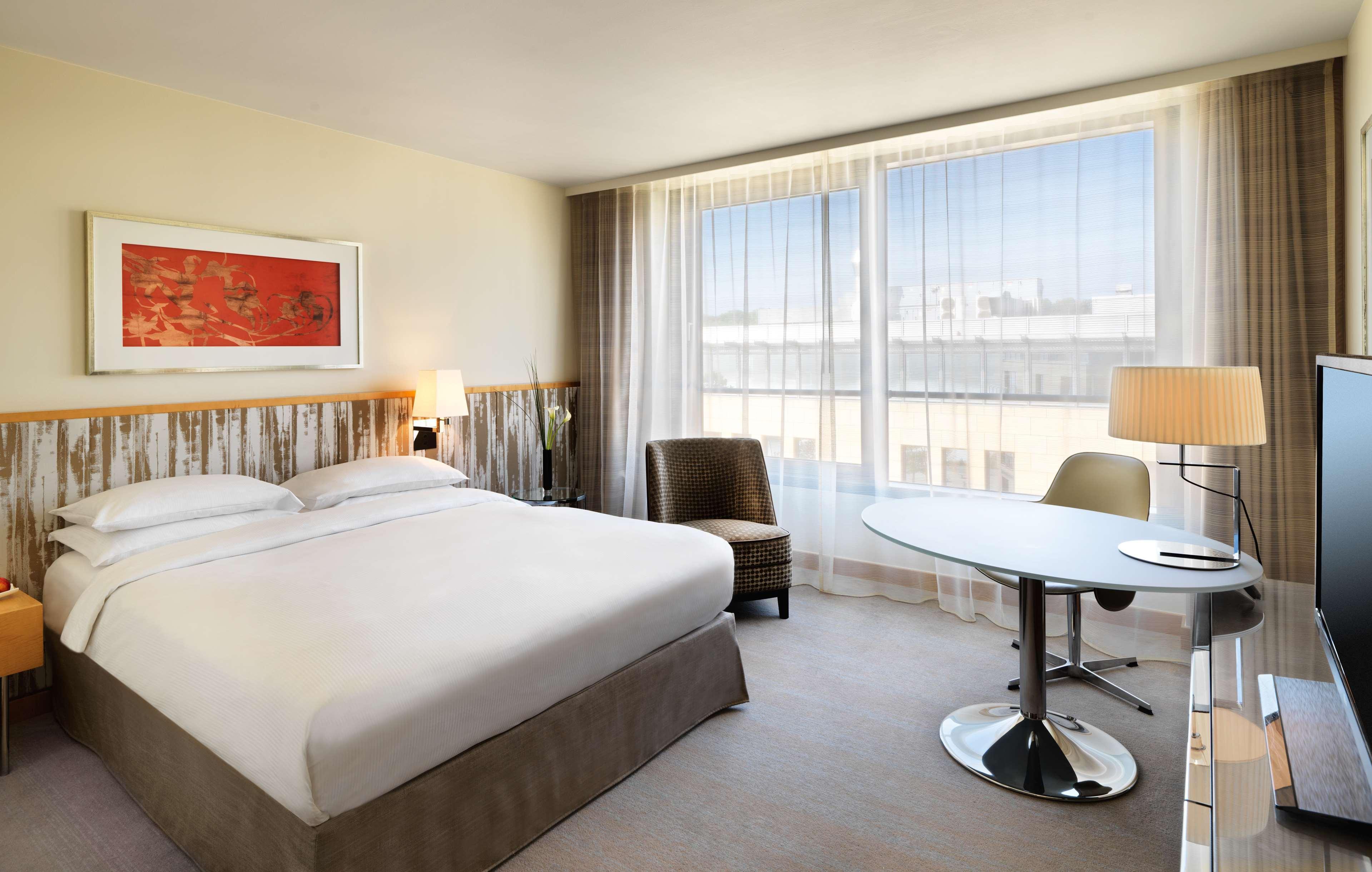Hotel Hyatt Regency Maguncia Exterior foto A room at the hotel